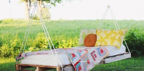 DIY Pallet Swing Bed